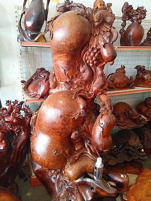 2018浦寨邊貿(mào)市場繁榮，紅木家具工藝品熱銷成亮點(diǎn)